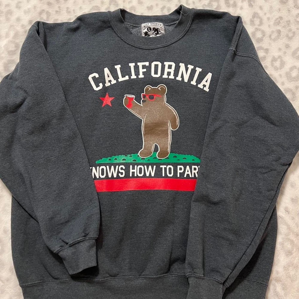 “california knows how to party” bear crewneck sweatshirt- size L